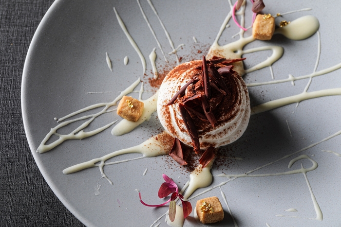 ▲デザート: 有機栽培コーヒー豆をローストし一晩寝かせて香りを移して作ったコーヒージェラート。 マスカルポーネクリームとほろ苦いジェラートを合わせ大人な味わいのティラミスに仕立てに。食感のアクセントには黒糖のクランブルを添えています。