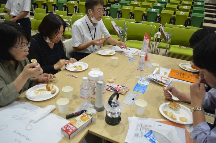非常食(おかゆ、パン、クッキー)の試食