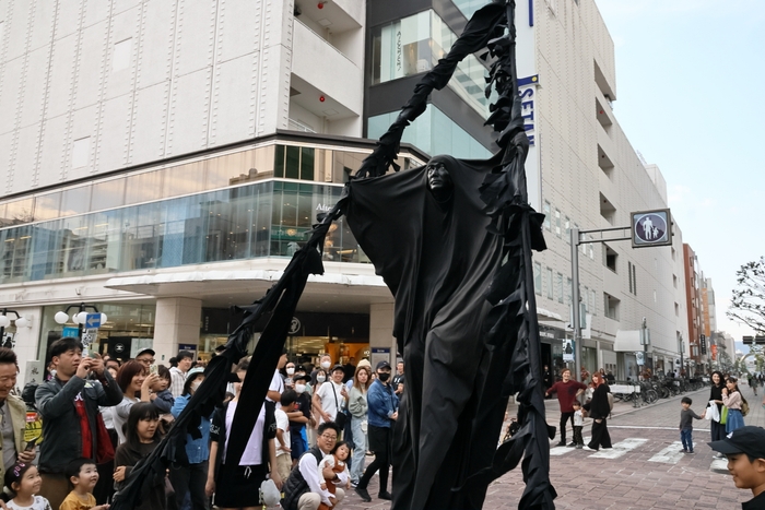 SNS上で話題、高さ3m超の荘厳なウォーキングを披露 「ガンジスインダスドーダス」