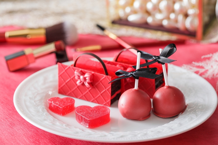 【スイーツスタンド】 (中段)バッグモチーフのラズベリー&チョコレートオペラ/ハートの琥珀糖/ピスタチオのキューティロリポップ