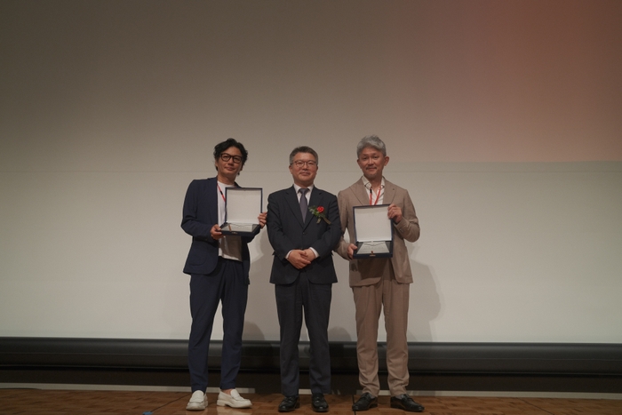 図10：優秀臨床歯科を受賞した先生方(左：中村歯科医院 中村 武仁先生、右：吉祥寺セントラルクリニック 洪 性文先生)とパク・ジョンス法人長