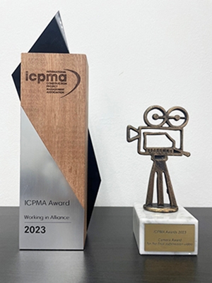 Working in Alliance 賞(左)とCamera Award(右)のトロフィー