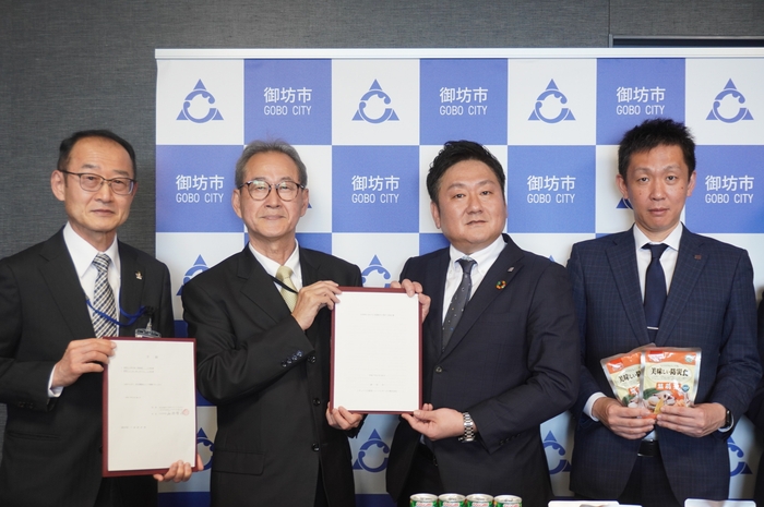 締結式の様子。（写真左から二番目）御坊市 三浦 源吾市長、（写真一番左）御坊市 弓倉 正啓教育長、（写真左から三番目より）SDH 取締役 学校給食事業本部長 大村 英貴、SDH取締役 社会サービス事業本部長 増田 崇彦