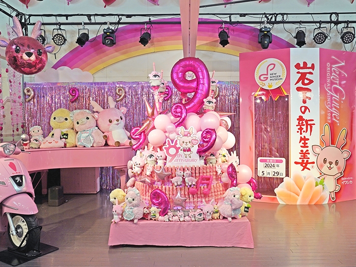 ピンクに光る!ペンライトバースデーケーキ (イベントステージ)