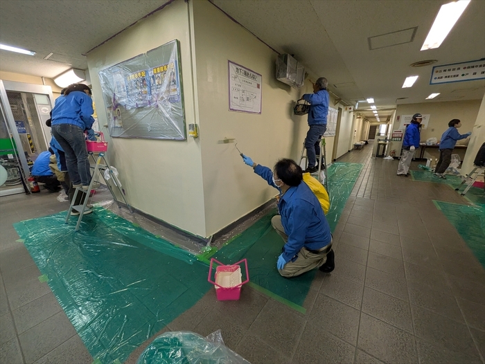 旭区役所の地下通路の壁塗装