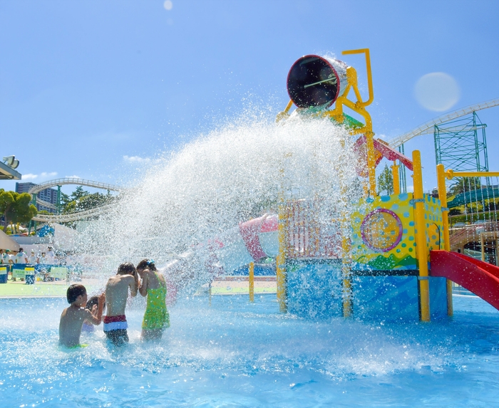 お子さまに大人気の「わんぱくプール」。2種類のすべり台や水が降り注ぐ巨大バケツなどの遊具があります。