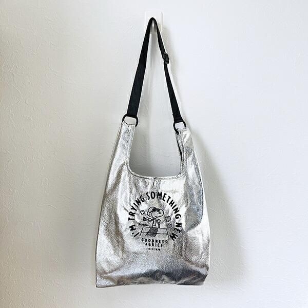 スヌーピーのメタリックバッグ