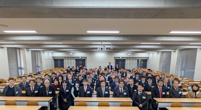 記念写真に収まる参加者