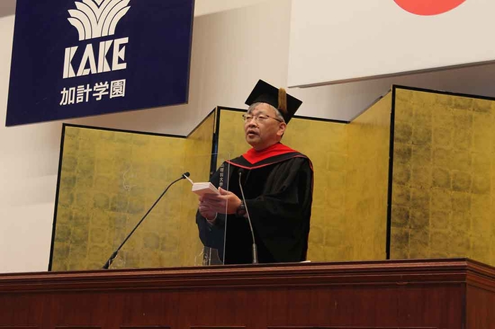 「社会でたくましく生きる力を身に付けてほしい」と述べる平野学長