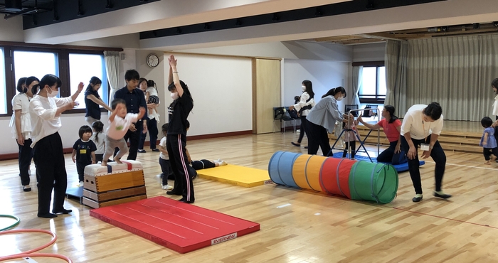 親子で楽しく体操あそび 1