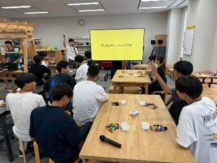 参加した高校生に向けて学生が説明