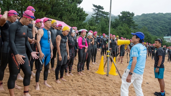 スタート直前の参加者に声かけを行う森本