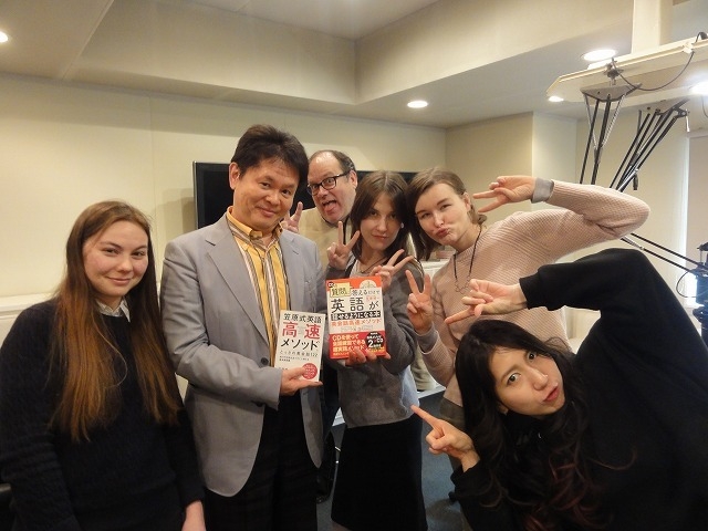 収録時のシーンから!声優、ナレーター、俳優として、外国人とともに活躍中!