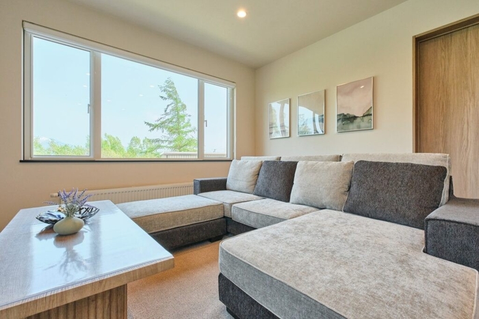 「景観を楽しむ」ことを重視した、大きな窓とシンプルな内装