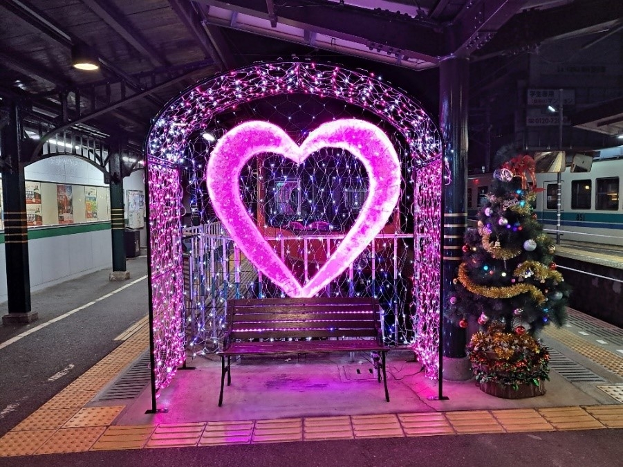 ハート型のイルミネーションを施した『LOVE な ベンチ!』