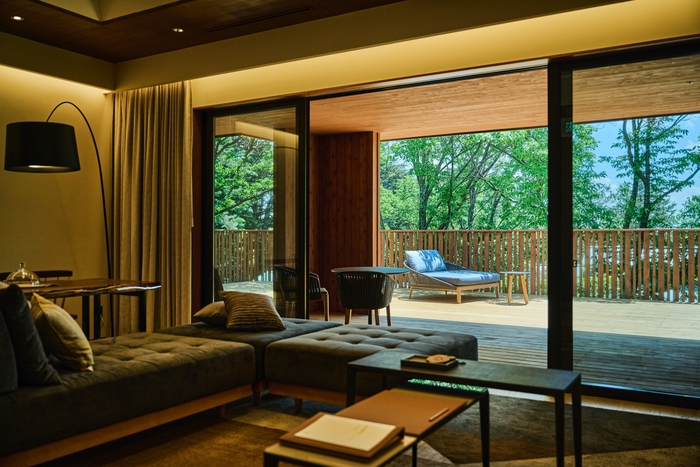 リビングルームと、ふたつのベッドルームを完備(最大4名様)