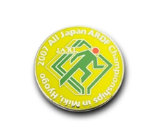 ◆PINS FACTORY（ピンズファクトリー）◆　ピンズ実例No.282社団法人日本アマチュア無線連盟　様　「2007ARDFチャンピオンピンズ」　　★競技の様子を象徴的に描いた大会記念ピンズ