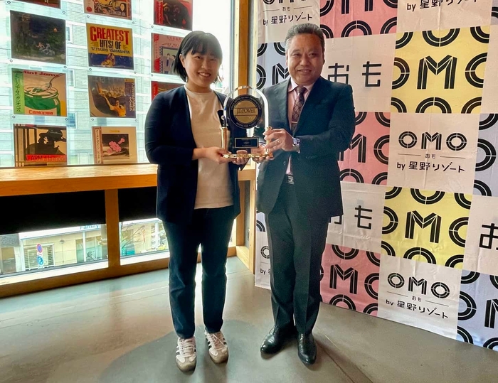 左から:OMO5東京大塚(おも)by 星野リゾート 総支配人 渡邉 萌美、J.D. パワー 代表取締役社長 山本 浩二 氏