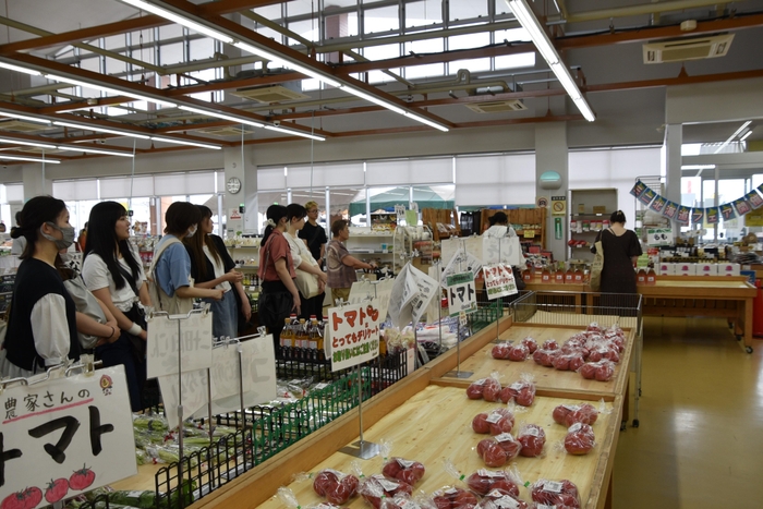 「こまきゴールド」の販売の様子(右奥)を見学