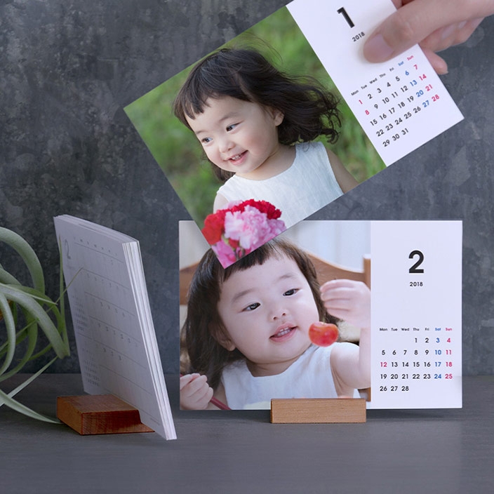 スマホで作れる500円の『TOLOT卓上カレンダー2018』受注開始!自然の風合いが美しい木製スタンドにグレードアップ
