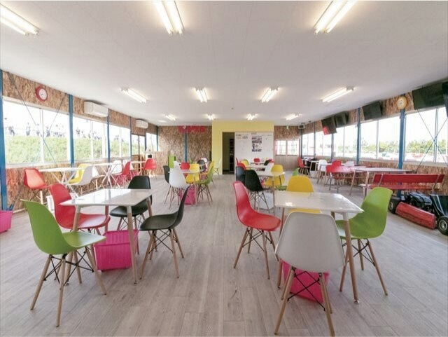 店内にはカフェを併設