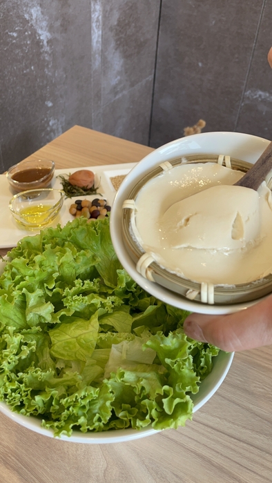 豆腐は《有機×手作り》ならではの濃厚な味わい!まずは豆腐だけで楽しんでいただくのもオススメです。