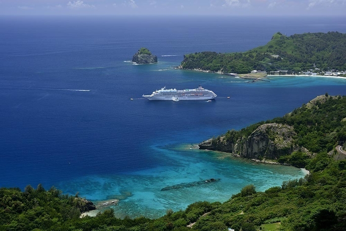 小笠原の飛鳥II(撮影:中村武弘)