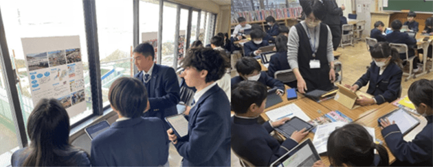iPadを使った授業の様子附属高等学校(左)、附属小学校(右)