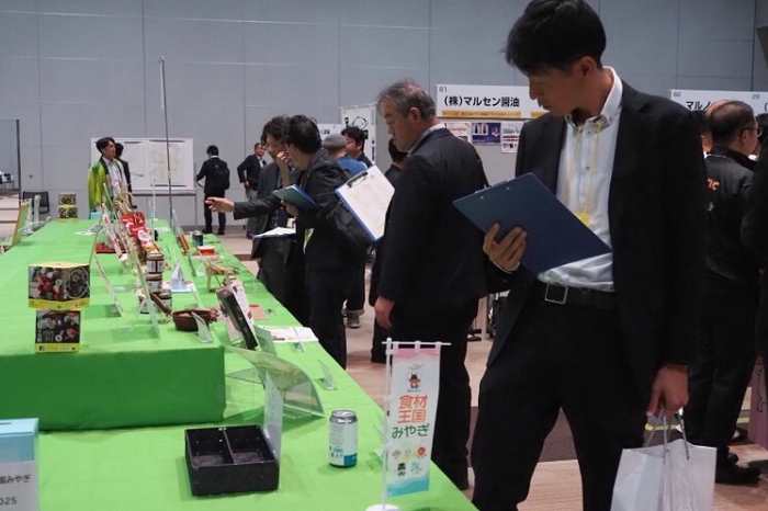 多くのバイヤーが展示会の合間に立ち寄り審査を行った