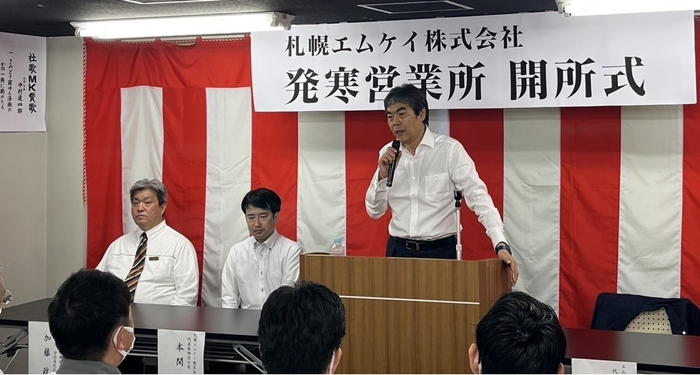 ※開所式で挨拶をする青木社長