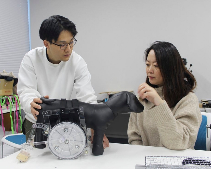 完成形をめざしてデバイスの製作に取り組む(左から)可部さん、趙准教授