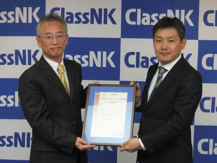 一般財団法人日本海事協会 髙野裕文 常務執行役員(左)と当社 芦田琢磨 取締役常石工場長
