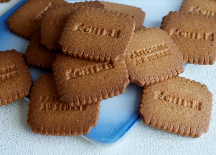 サブレには「ÉCHIRÉ」「PÂTISSERIE AU BEURRE」 の2種類の文字が刻まれています。