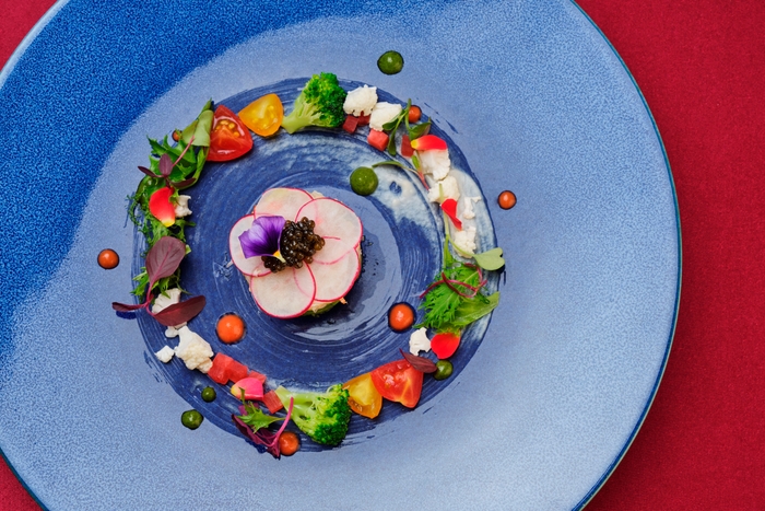 ずわい蟹とアボカドのプレッセ キャビア添え