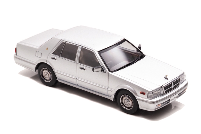 1/43 日産 グロリア Brougham VIP (PAY31) 1998 Platinum Silver Metallic:右前