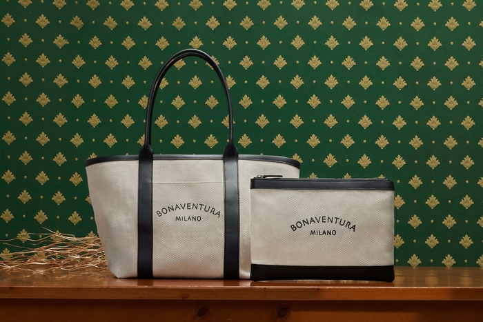 軽やかなレザーとキャンバスのコンビネーションのトートバッグとポーチ