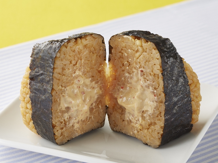 でかむすび こく旨鶏醤油マヨネーズ具増量(画像はイメージです。)