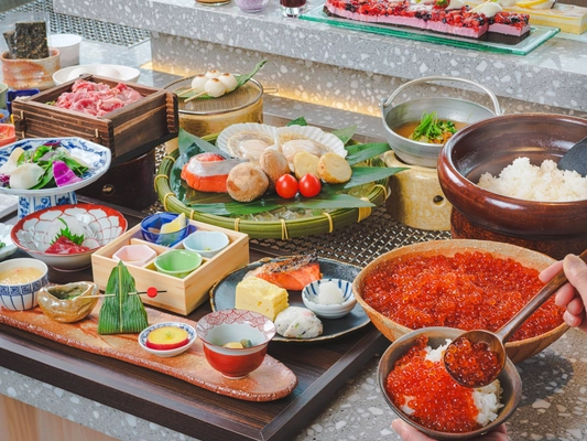 “朝食がおいしいホテルランキング全国1位”を獲得した 朝食ビュッフェが売りのホテルが仕掛ける新たな朝食── 先行オープンの“日本一の囲炉裏朝食”を 誰よりも早くご堪能ください。