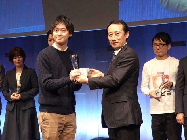 ▲emou開発統括シニアプロデューサーの青木が表彰!