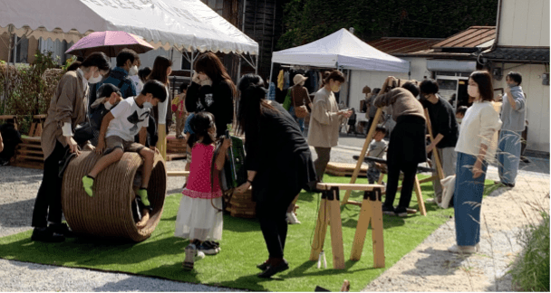 令和4年(2022年)10月に行われた「ぶらり市」での近大生の活動の様子