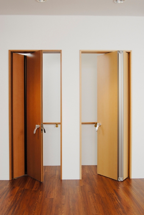 両側から押せるドア「ラクオス」と光るLED手すり「光彬捧」