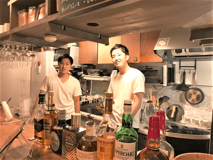 店主の山中和宏(左)と モデルでシェフの北丸空(右)