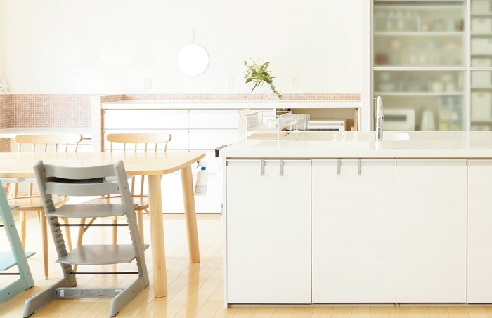 【引っ越しシーズン到来!】ズボラさんにおすすめ「浮かせる収納」で掃除時間を短縮!