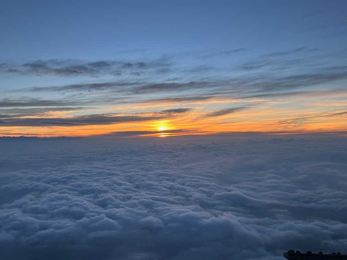 富士山頂上から見た日の出の風景=宮下さん撮影