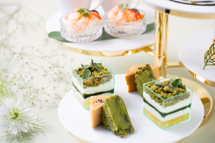 手前より、スコーン(ごまきなこ、黒豆抹茶)、お抹茶ティラミス