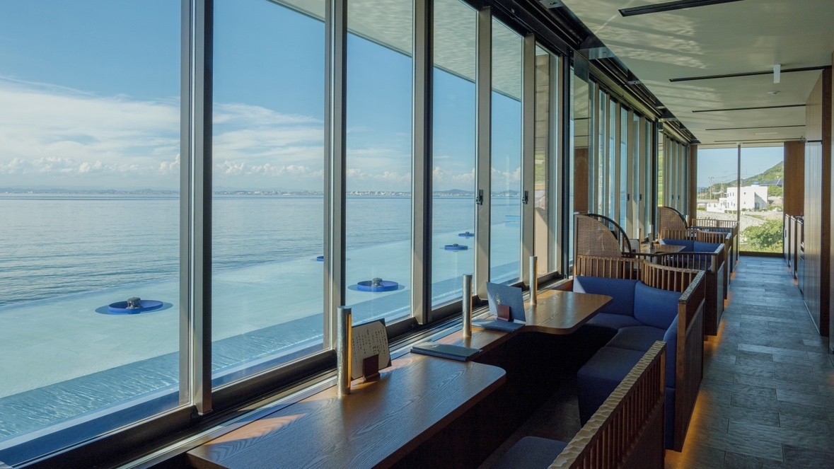 窓一面に広がる瀬戸内海