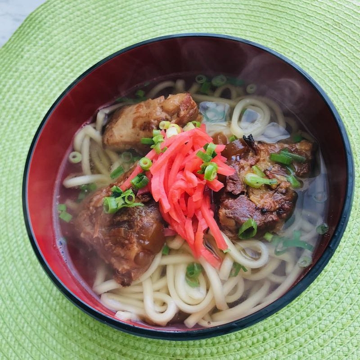炙り軟骨ソーキと半生麺タイプの沖縄そばをセットにした「沖縄ソーキそばセット」