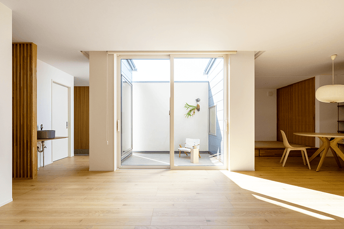 屋内と連続する“アウトドアリビング”
