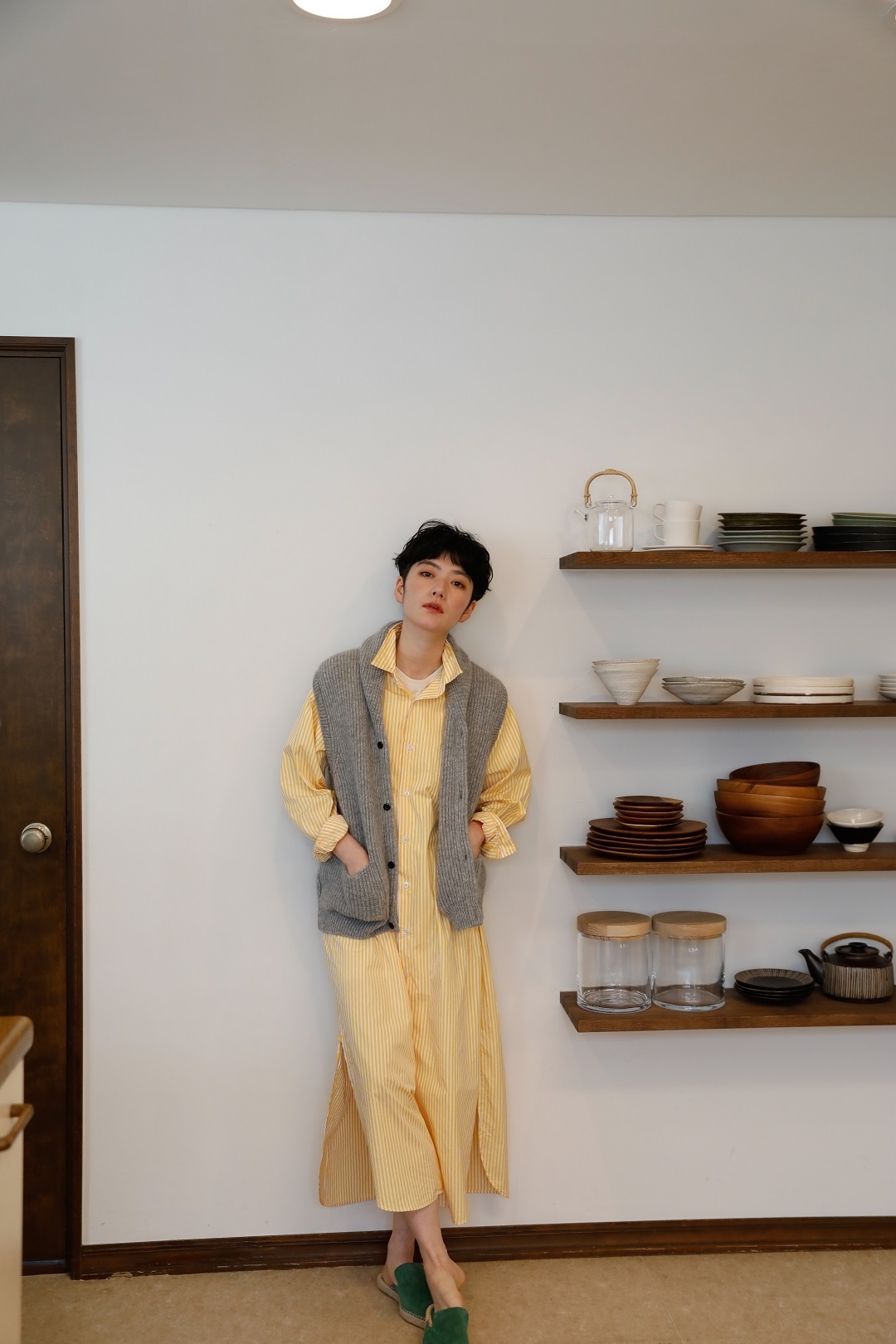 左前仕立てのシャツワンピース¥31,900*9月発売、スリッパ¥17,600、ニットベスト¥35,200*10月発売(全て税込)