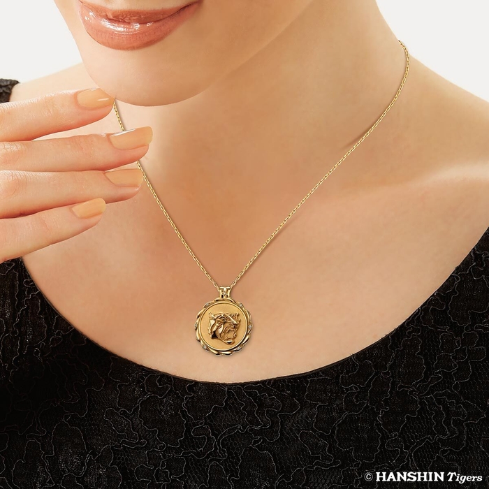 阪神タイガース優勝記念ペンダントモデルカット1